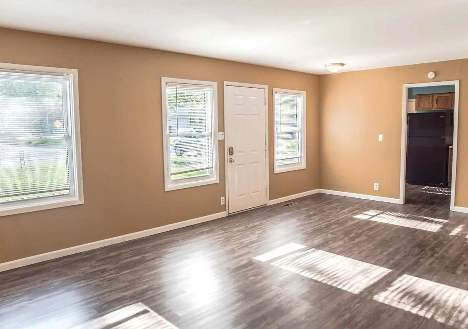 3 Bedroom Home with Hardwood Floors, a Huge Backyard, and a Garage, In-Unit Washer and Dryer — Photo 3
