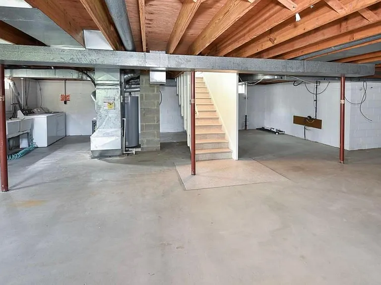 2633 S Green Rd — Photo 15