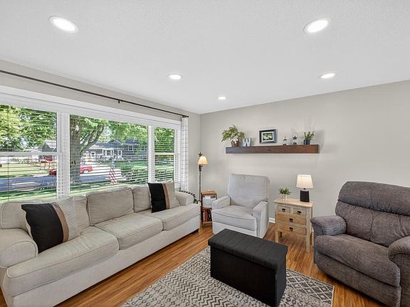 4th image of 303 6th Ave NE
