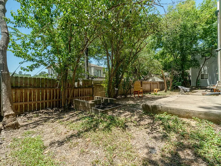 2300 Leon St #101 — Photo 32