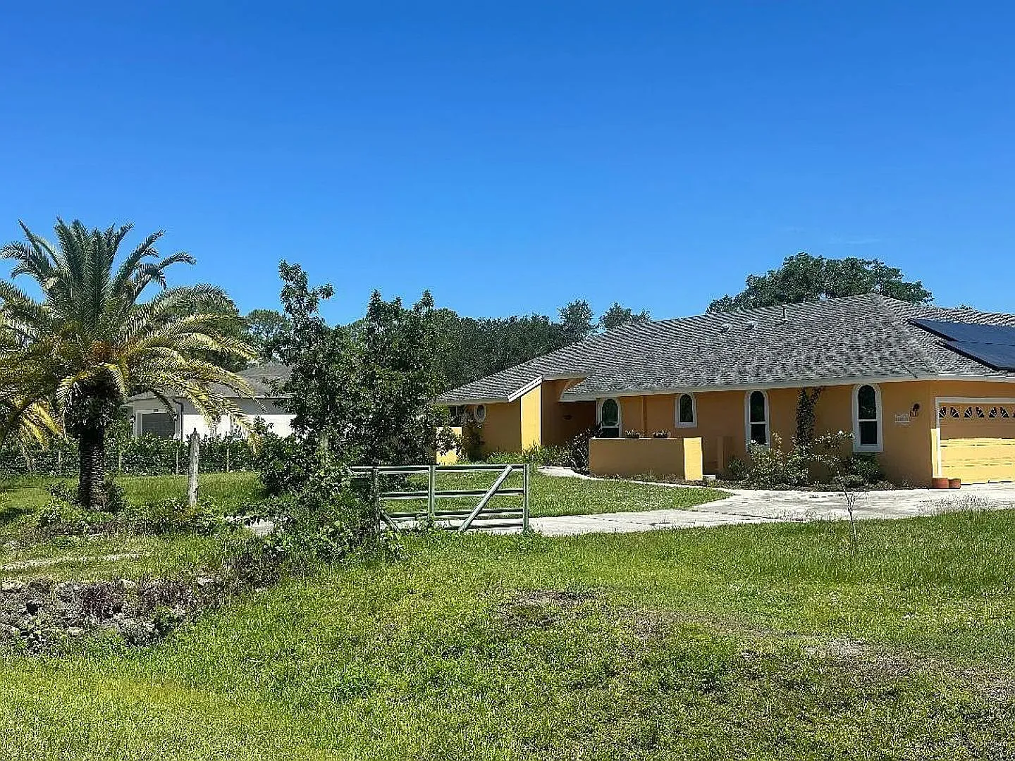 Beautifully Renovated Pool Home in The Acreage - 3bed | 2.5bath — Photo 2
