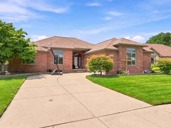 47641 Beacon Square Dr, Macomb, MI 48044