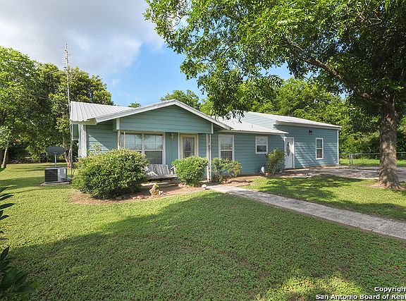 2nd image of 935 W New Braunfels St