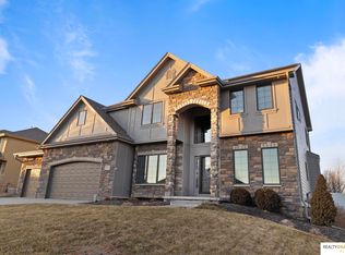 7612 Castle St, Papillion, NE 68046