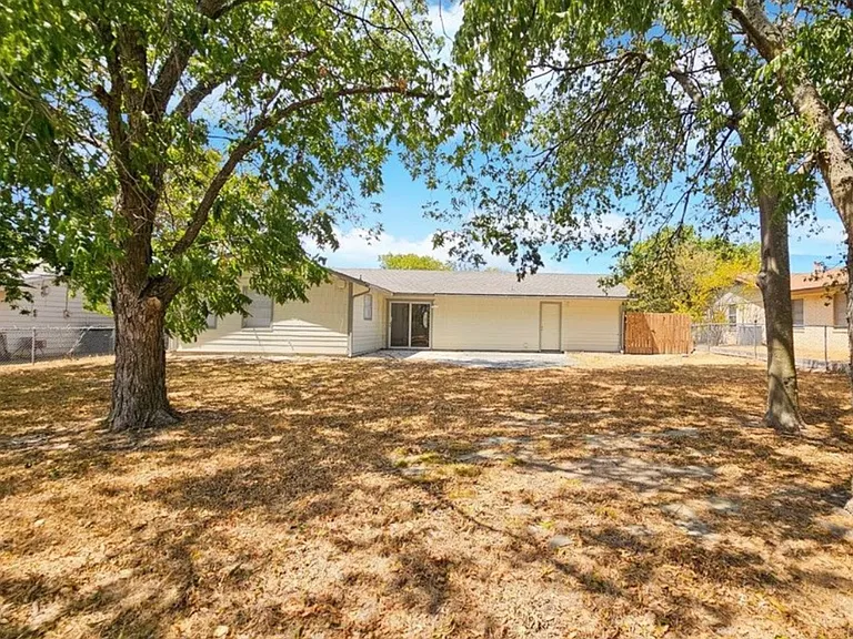 2312 Daisy Dr — Photo 10