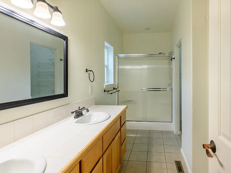 1631 NW Hickory Pl — Photo 18