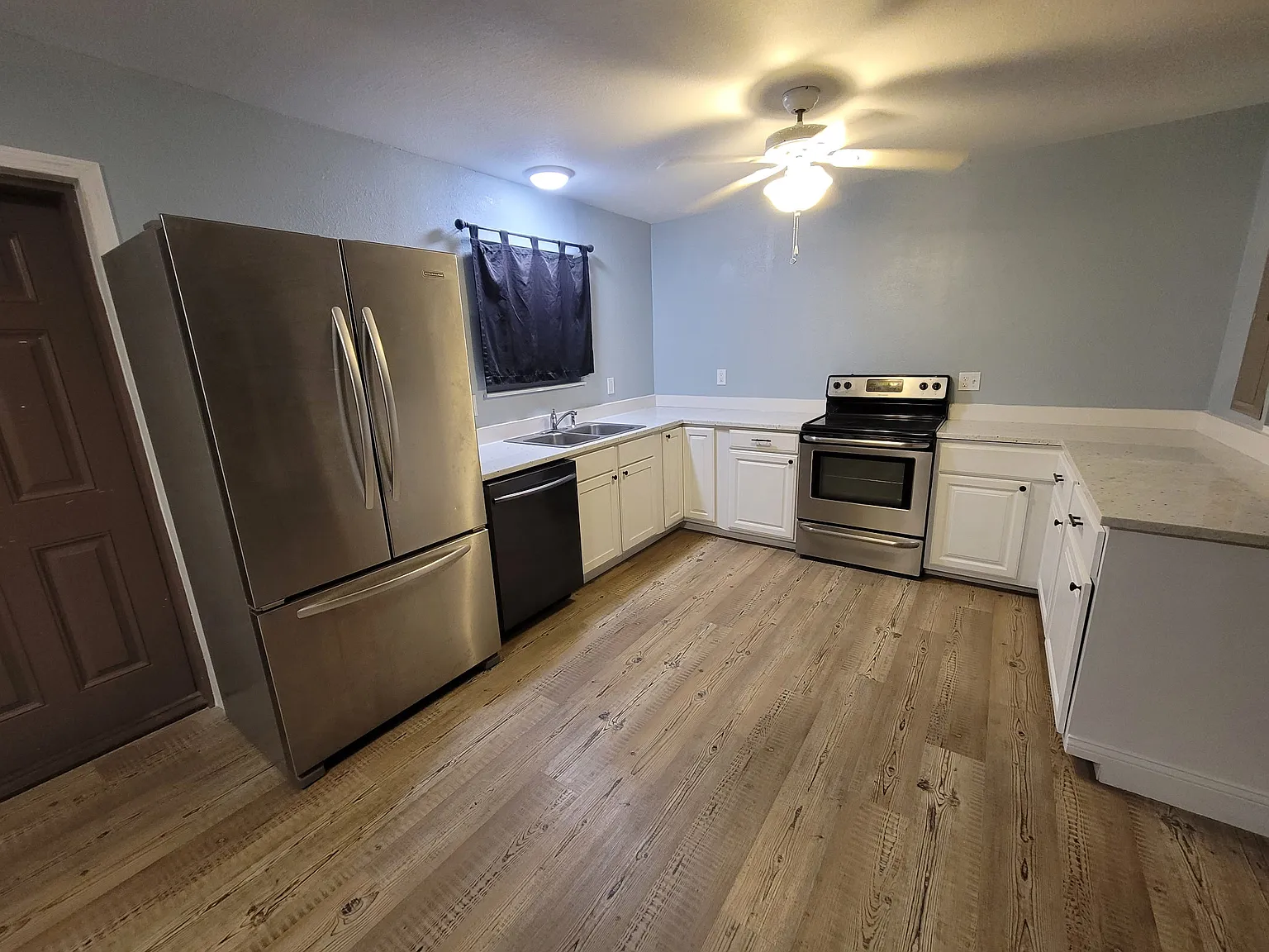 4 bed, 2.5 bath, 1933 sqft, $2,050 — Photo 3
