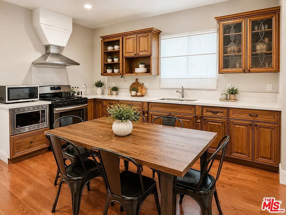 5 bed, 5.0 bath, 1400 sqft, $5,950 — Photo 2