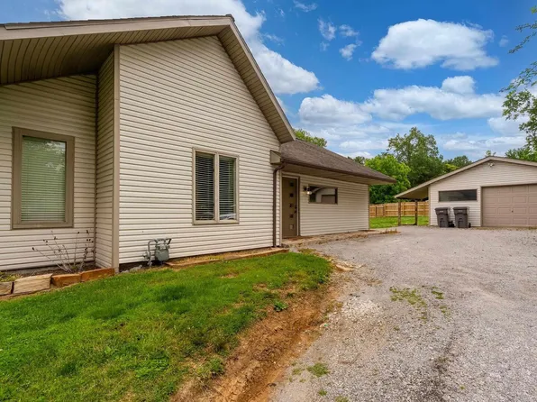 611 E Grand Ave, Carterville, IL 62918