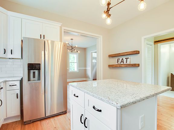 3rd image of 608 Hazelhurst Ave
