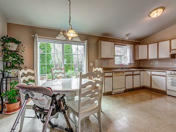 4th image of 2444 Iroquois Ln