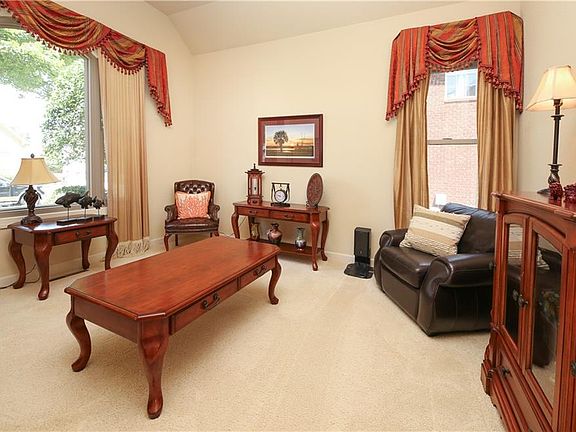 4th image of 917 Redleafe Cir