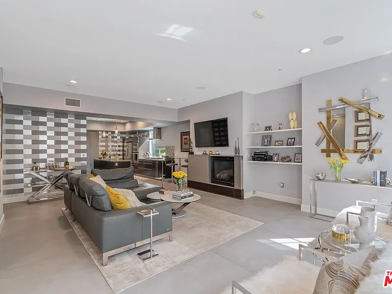 1250 N Harper Ave #302 — Photo 3