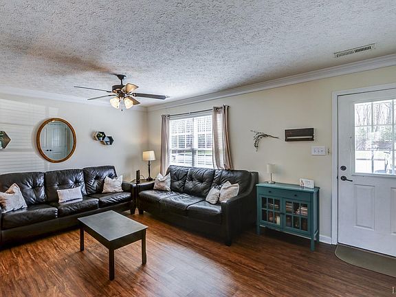 3rd image of 32 Lawton Cir