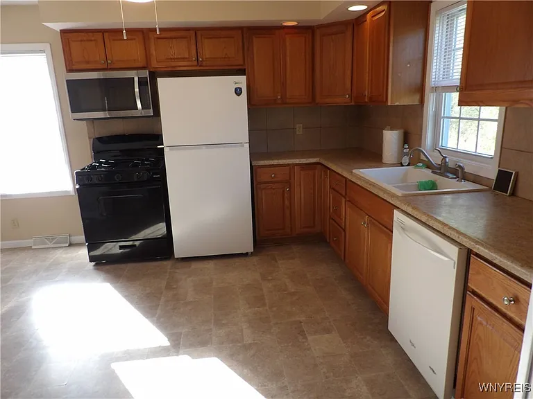 10332 Transit Rd — Photo 15