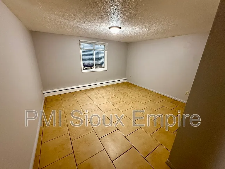 2600 S Duluth Ave — Photo 9