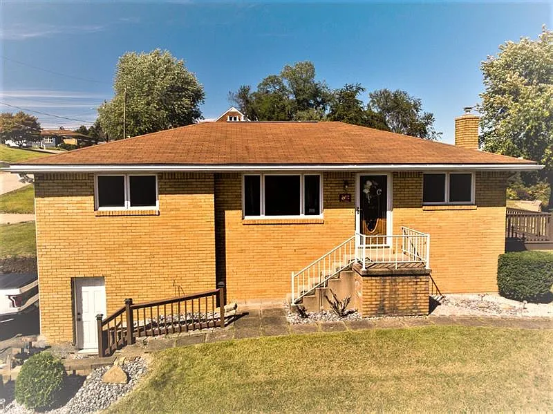 219 Dennis St photo 1