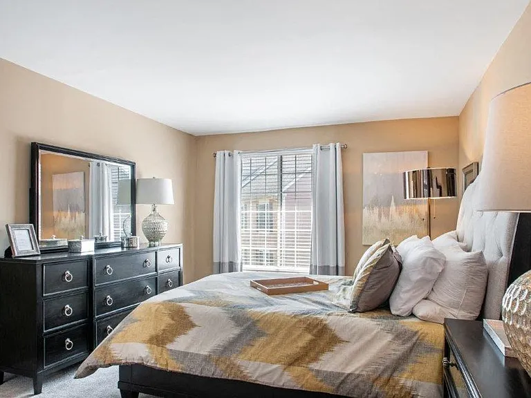 Montgomery Manor Apartments & Townhomes — Photo 7