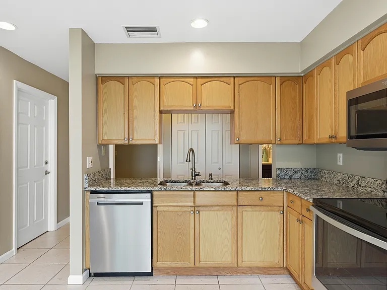 2914 Cypress Green Dr — Photo 14