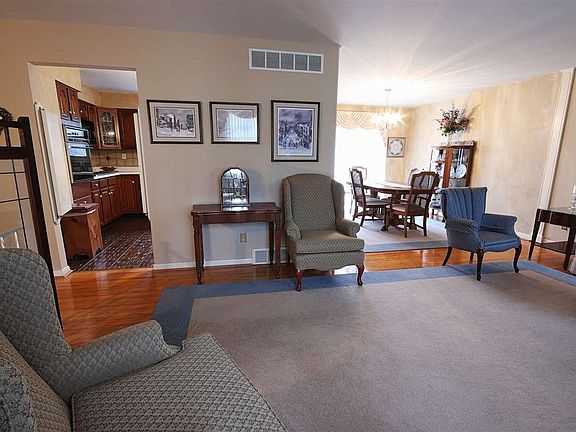 3rd image of 430 Pickett Dr