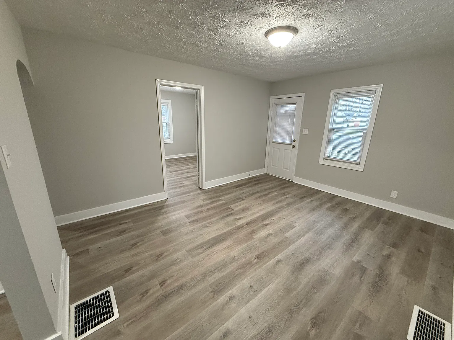 2 bed, 936 sqft, $1,300 — Photo 4