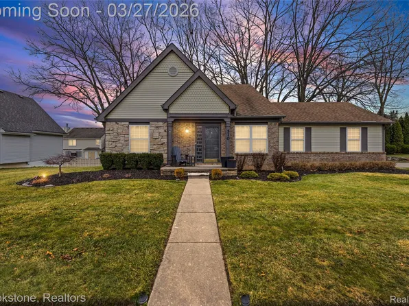 510 Woodland Hills Dr, Walled Lake, MI 48390
