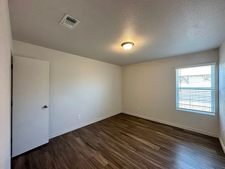 1821 Clovis Dr — Photo 10