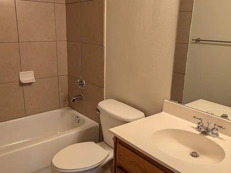 2210 Lakeridge Ln — Photo 4
