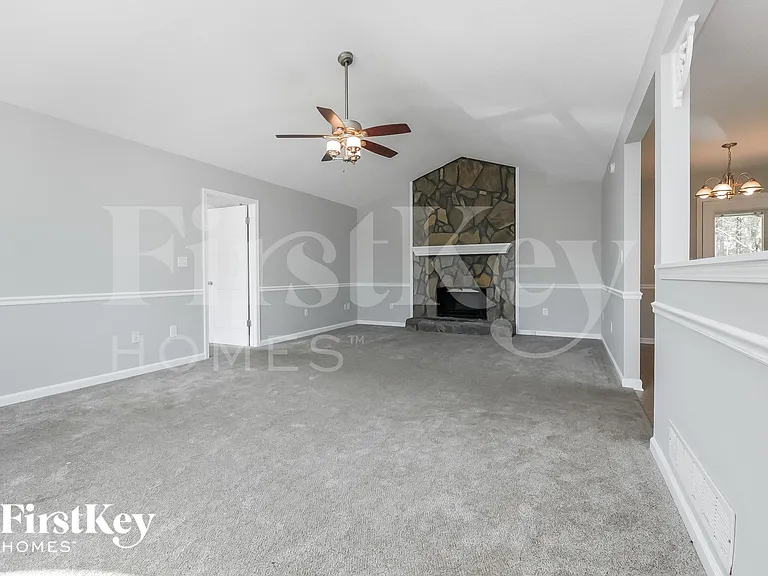 221 Whitney Ln — Photo 2