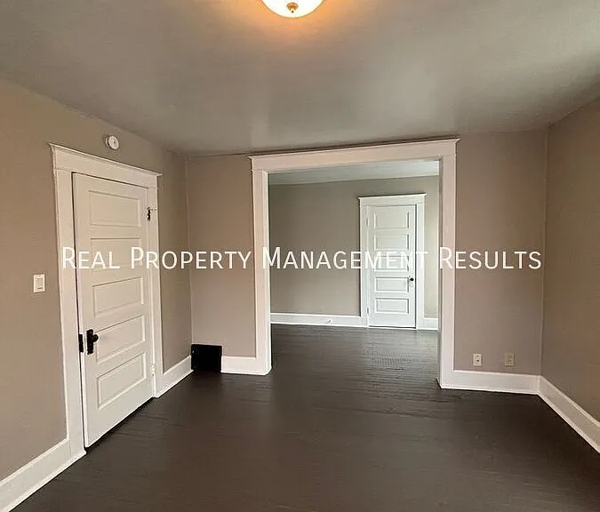 815 E Gum St — Photo 16