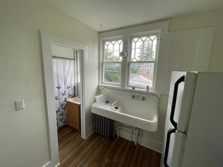 Kitchen and bathroom doorway .