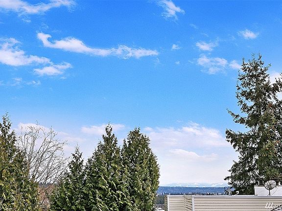 Cascade Mountain view from the living area and balcony. 