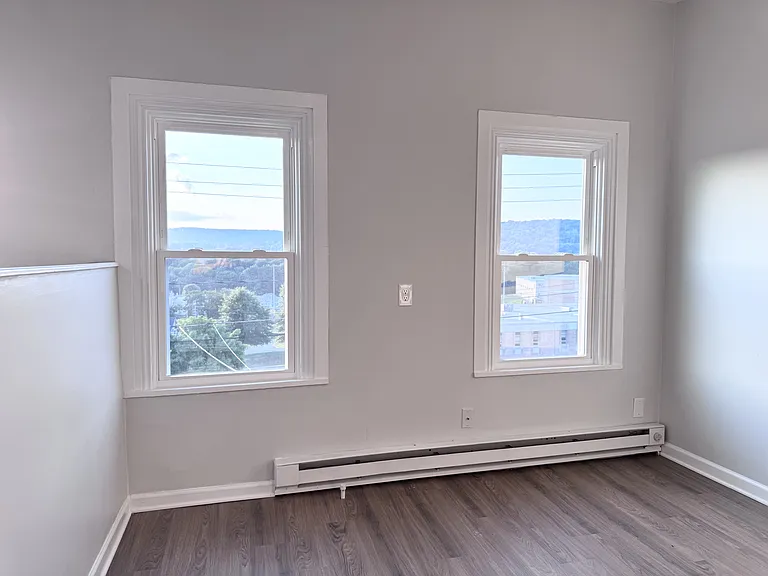 526 E Main St — Photo 10