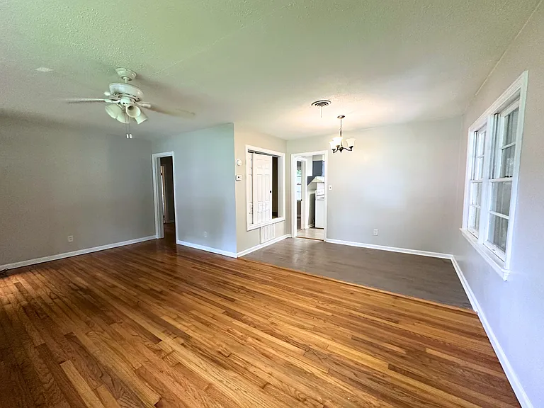 916 Delmar Dr — Photo 6