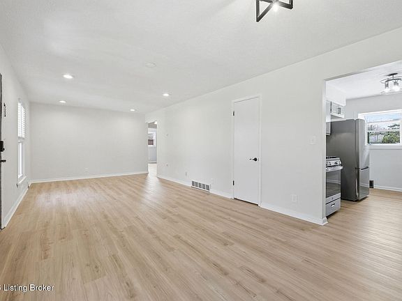 5th image of 2608 Woodsdale Ave