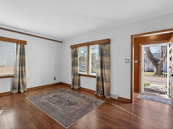 2nd image of 815 Byron Ave