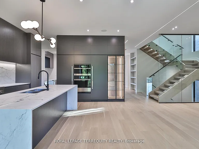 741 Woburn Ave — Photo 9