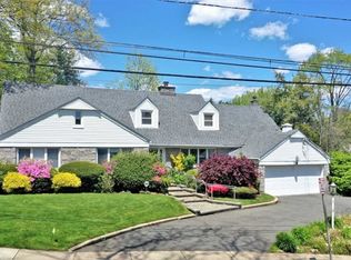 135 Vandelinda Ave, Teaneck, NJ 07666