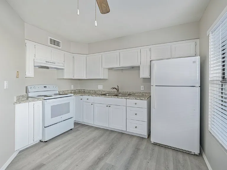 11002 N 15th Ave #4 — Photo 3