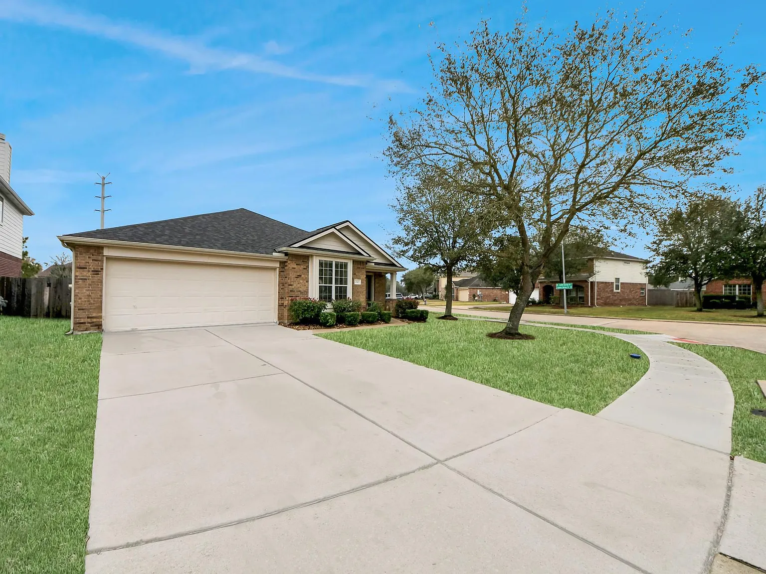 3 bed, 2.0 bath, 2113 sqft, $2,400 — Photo 3