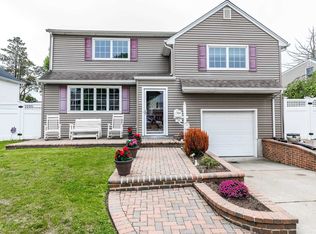 18 Rutland Rd, Massapequa, NY 11758