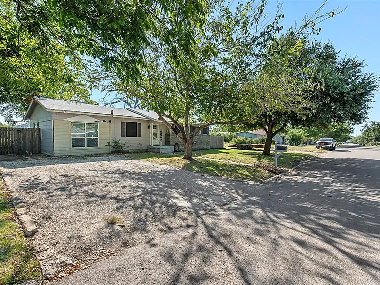 906 Debus Dr — Photo 12