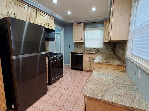 3rd image of 27113 Princeton St
