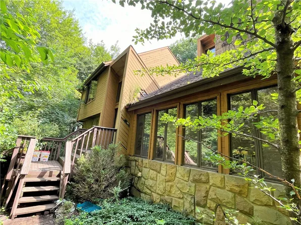 415 Canterbury Trl, Cranberry Township, PA 16066