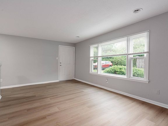 Living area (Renovated)