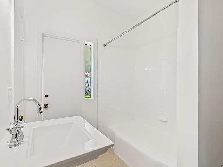 210 Russlyn Dr — Photo 17