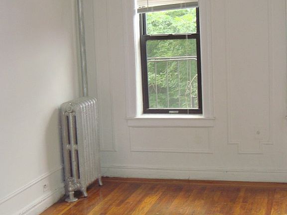 3rd image of 26 Bedford Park Blvd E APT B11