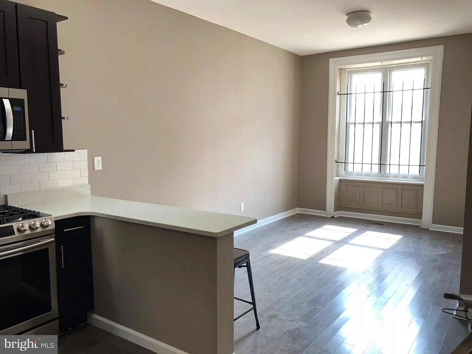 4 bed, 2.0 bath, 2283 sqft, $2,200 — Photo 2