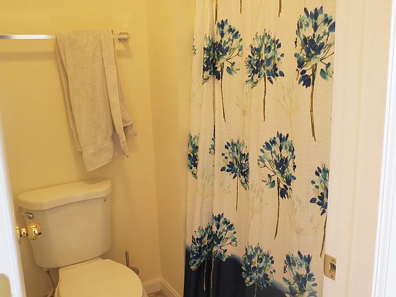 5th image of 430 Cherry Hill Ct