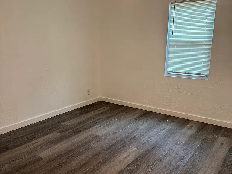 2733 Simpson St — Photo 17